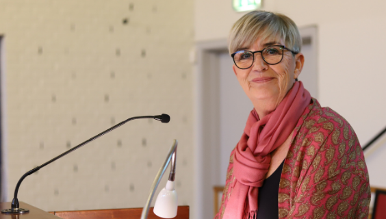 Pia Pedersen på talerstolen i Vejgaardhallen